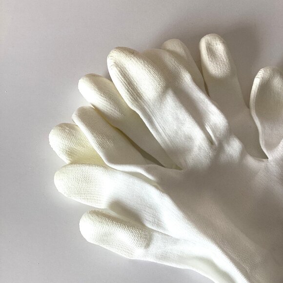 2 Pairs of White Quilters Gloves Free Motion Quilting Lightweight - Picture 3 of 3